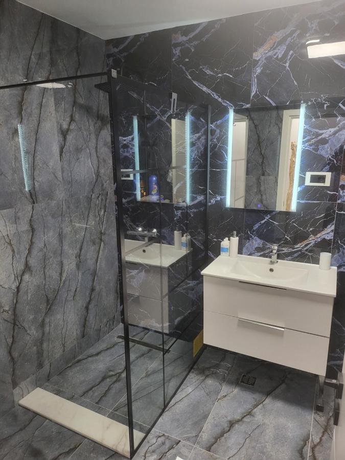 Apartament Bloc Nou - Self Check In - Free Parking Крайова Екстериор снимка
